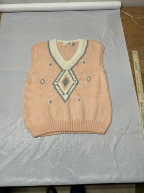 Peach Knit V-Neck Sweater Vest with Geometric Contrast